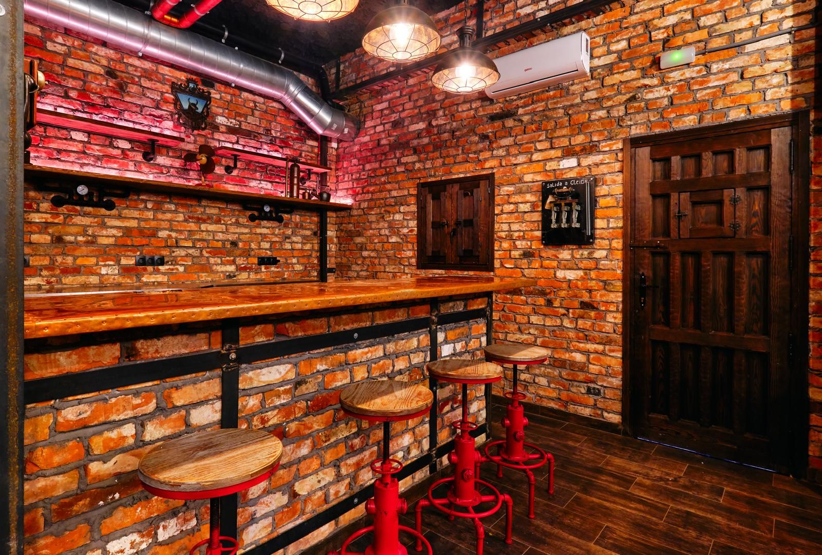 Bar-cafetería: Taburetes y puerta