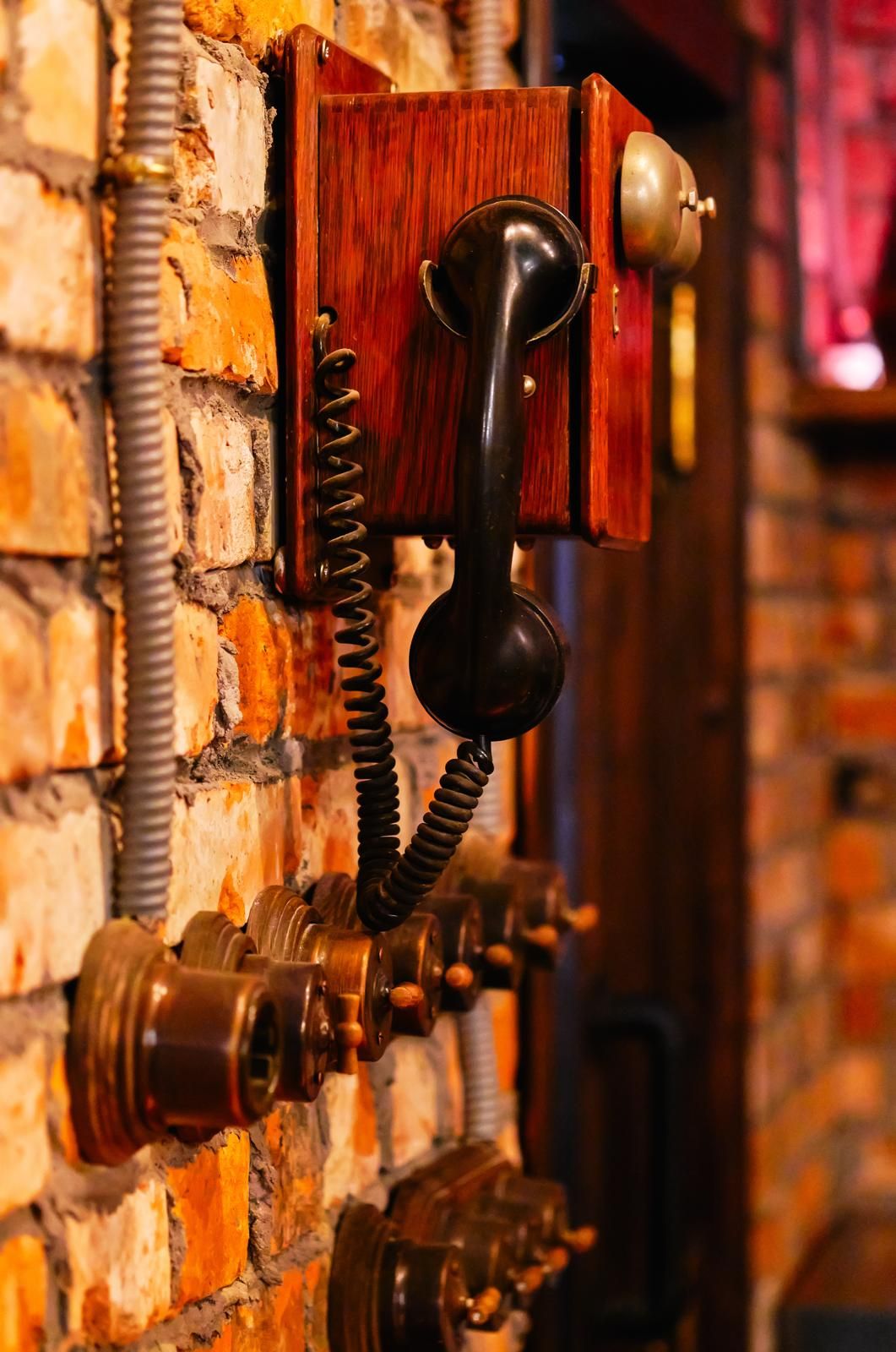 Bar-cafetería: Teléfono antiguo