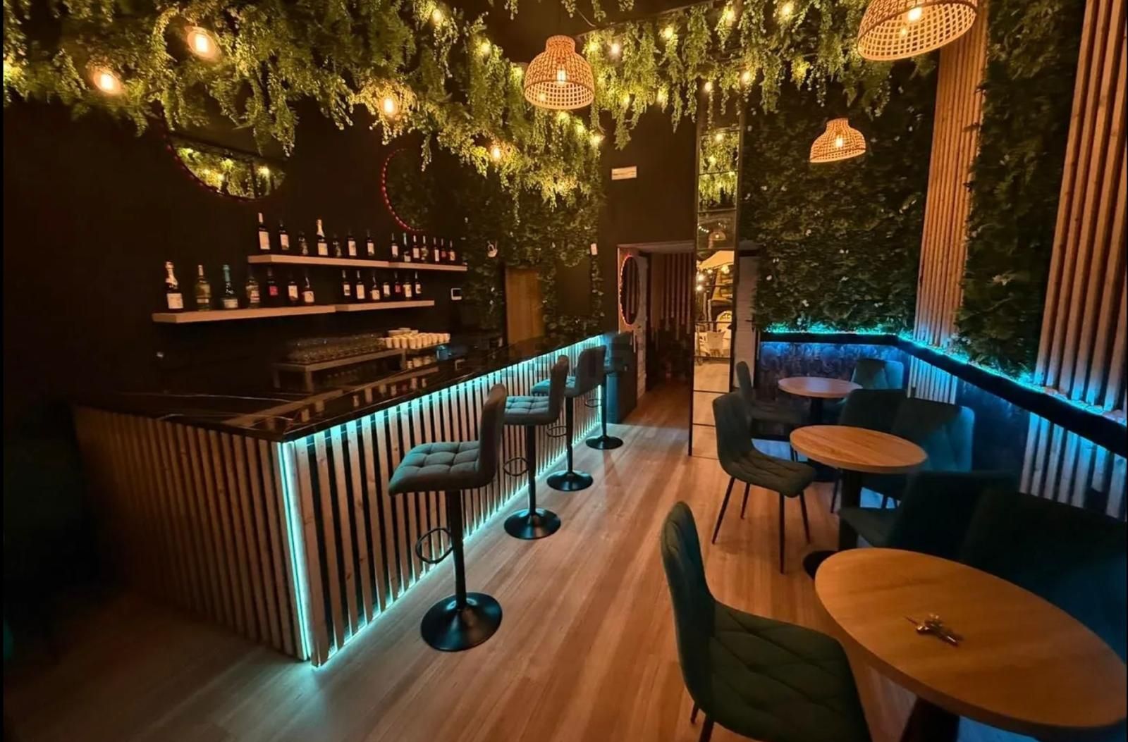 Bar-cafetería: Barra y sala
