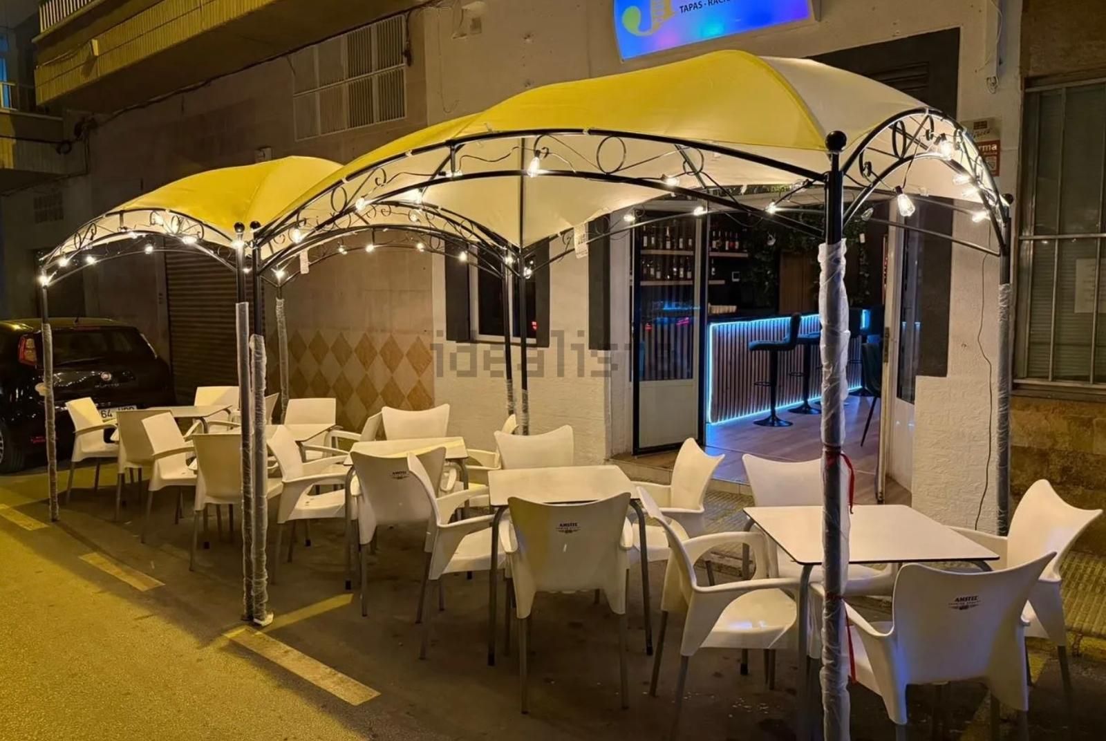 Bar-cafetería: Terraza y entrada